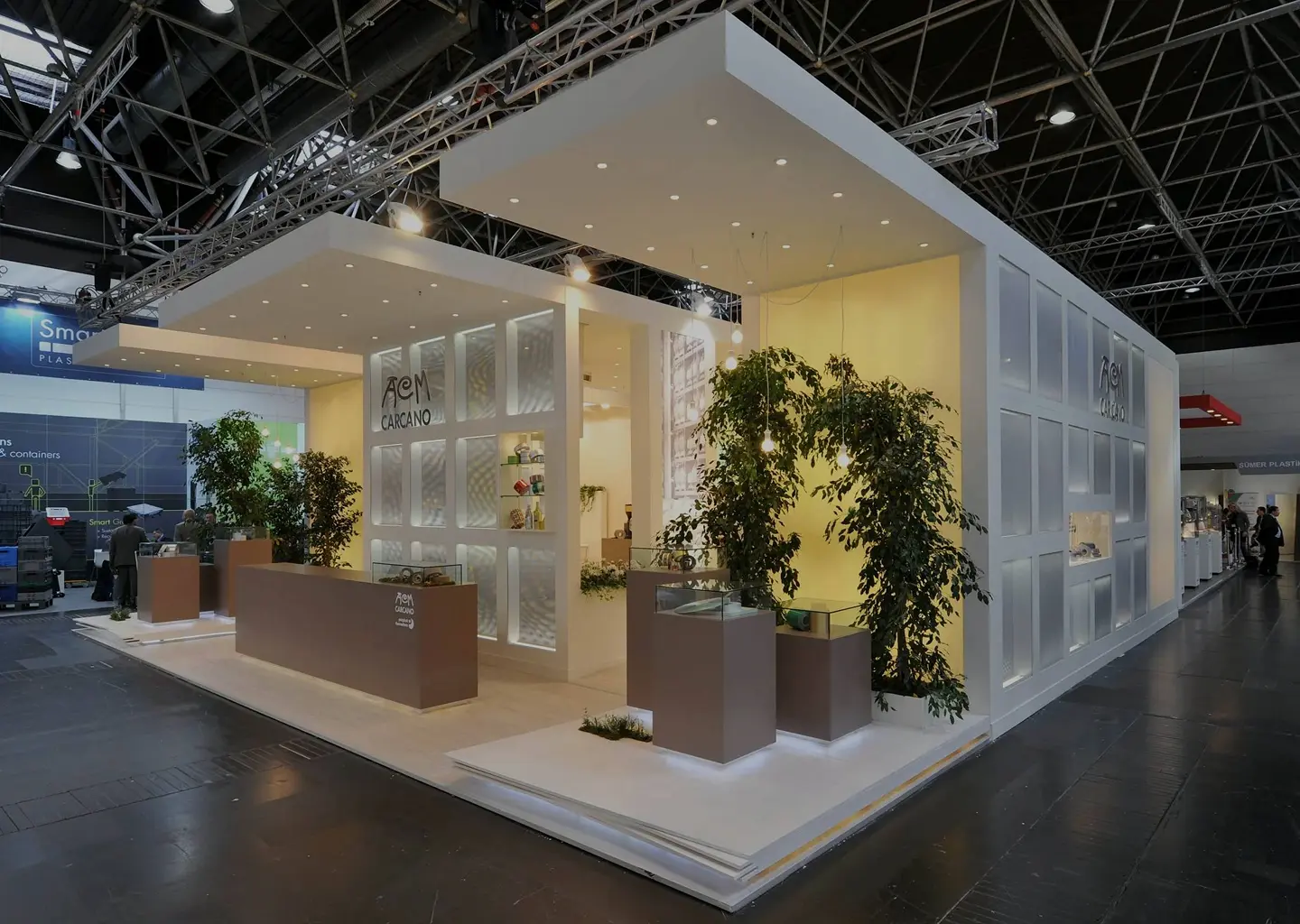 Fiera con stand espositivi moderni e accattivanti
